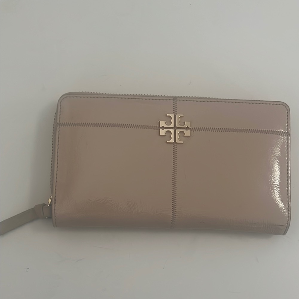 Tory Burch Ivy Zip Continental Full size Wallet with Logo in light oak